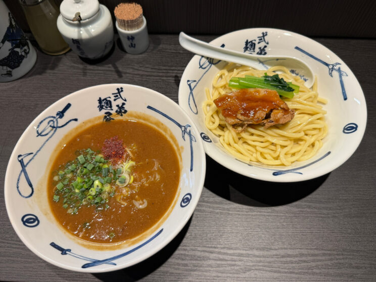 「濃厚つけ麺」のつけ汁どんぶりと麺どんぶり