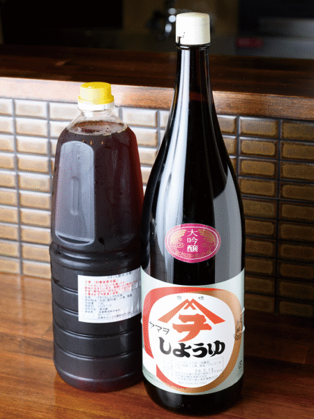 出汁の風味を生かすために、淡口の生揚げ醤油をメインに使っている。