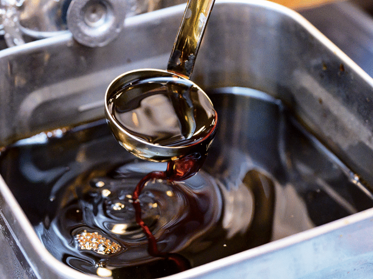 12種類の生揚げ醤油を軸に複数の醤油を合わせた醤油ダレ。すべて天然醸造のものを使う。