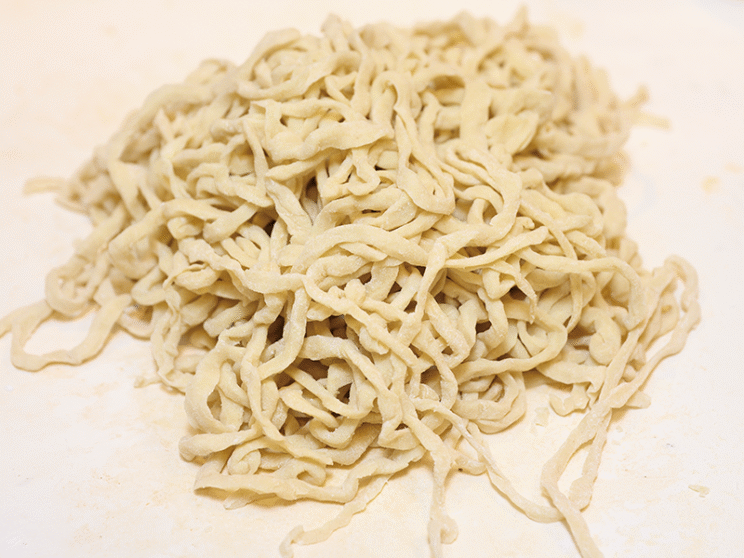 手もみを加えた自家製手打ち麺。