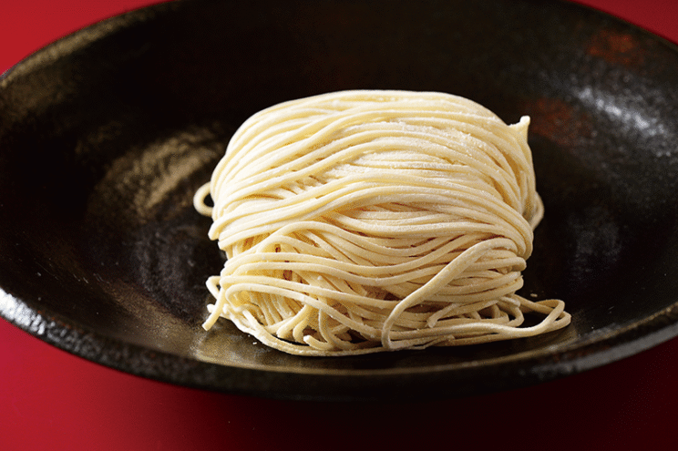 スープがよくのる平打ち麺。なめらかな麺肌でコシもある。