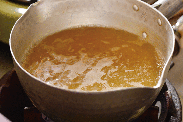 鶏ガラや手羽元、豚肉、乾物の旨みが詰まった力強いスープ。