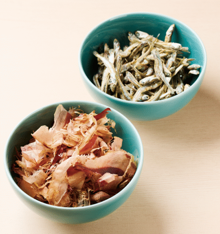 スープに使われる素材は、手火山式で作られる鰹節や伊吹イリコなど。