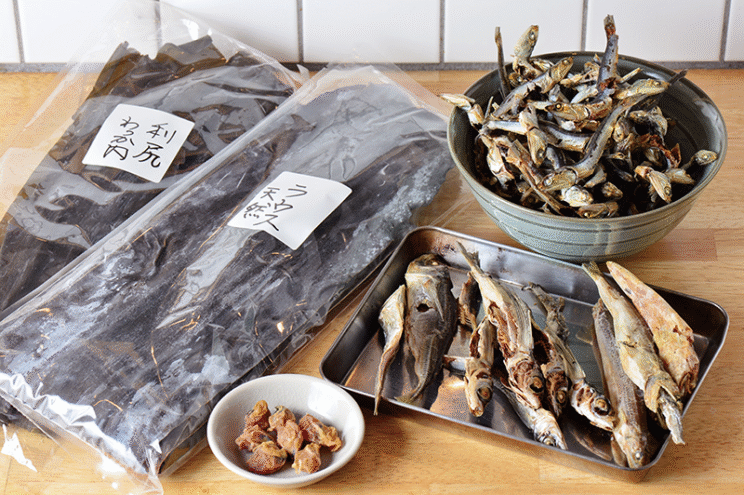 土台とクセ出し、コク出し、3つの観点から毎日十数種類の乾物をセレクト。店主自らが釣った魚で乾物を自家製することも。