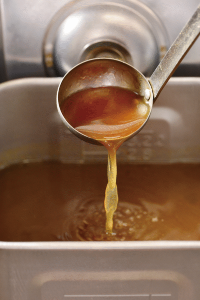 節類や煮干し、昆布やアサリなどの出汁を幾重にも重ねた、旨みあふれる塩ダレ。