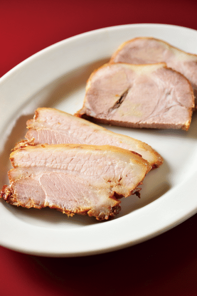 デフォルトでも豚バラと豚肩ロース、2種類のチャーシューがのる。スープで煮てから醤油ベースのタレでさらに煮込むので、どちらもとてもやわらかい。