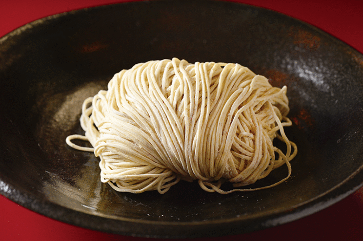 2種類の国産小麦と全粒粉をブレンドした“しお”専用の麺。“しょう油”よりも細めの仕様で、つるっとすすりやすい。