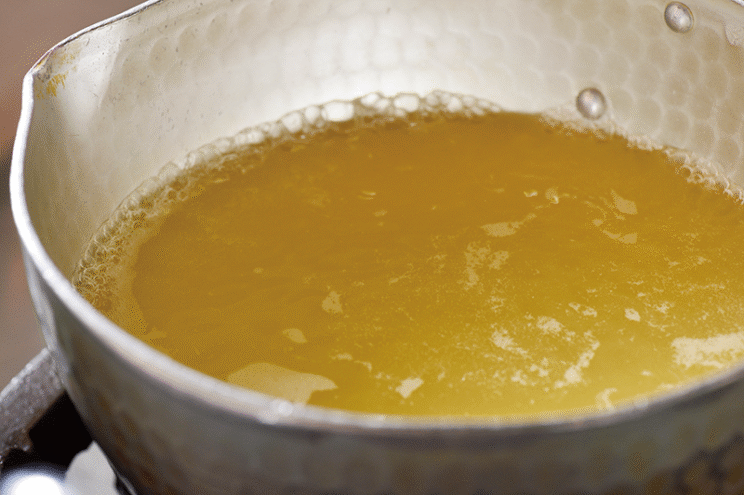 スープも“しお”専用。ふくよかな地鶏の滋味が重層的な旨みを支える。スープの出汁感が感じられるよう、よりまろやかな味に仕立てている。