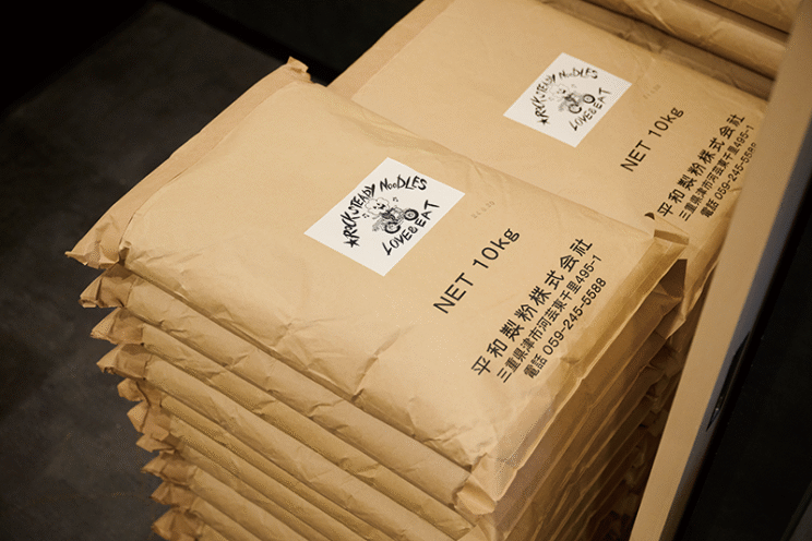 北海道産の小麦粉3種類をブレンドしたオリジナル粉。さらに国産の小麦粉数種を合わせて製麺している。