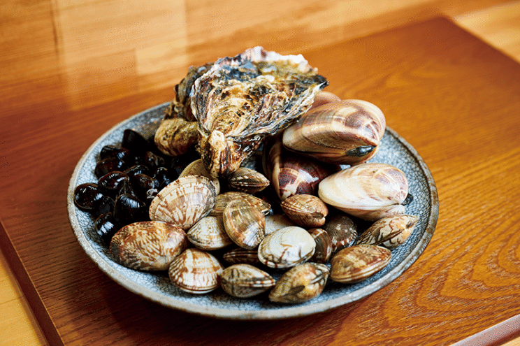 スープに使用するのは、牡蠣、しじみ、はまぐり、あさり。鶏スープと合わせ、淡麗かつ染み渡るような深みを生み出す。