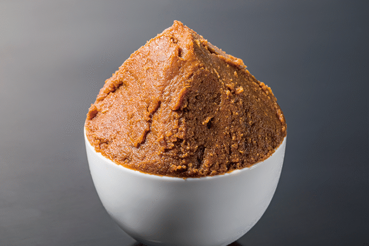 店主の地元・野田市「窪田味噌醤油」の味噌をブレンド（写真は有機玄米みそ）。