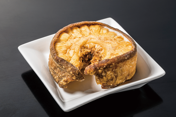 大阪から取り寄せる油かす（牛の小腸を揚げたもの）を入れコクをプラス。