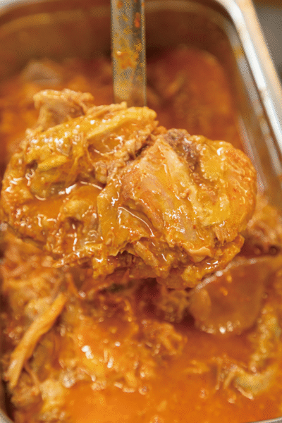 「常陽牧場」（茨城県）から仕入れたホルモンは10時間煮込む。一味、カイエンペッパーなどを使用し辛さと旨みを引き出す。