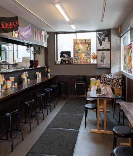 バンドグッズが飾られ、邦ロックが流れる店内。