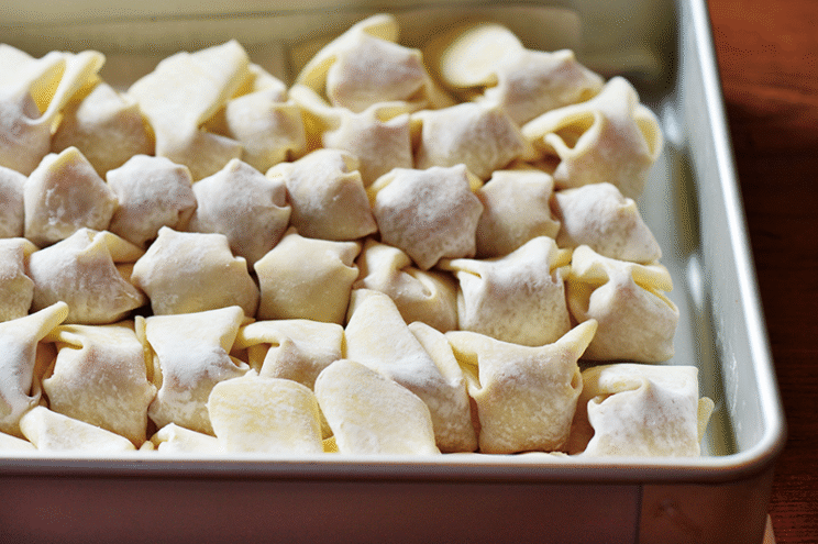 豚挽き肉と背脂を包んだジューシーなワンタンも審査員の評価を集めた。皮はやや厚めで、もちっとした食感。ショウガが強めで、黒コショウが効いている。「ワンタンメン」には大粒のワンタンが5粒も入る。