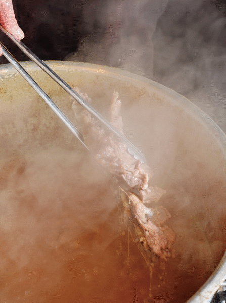 背ガラとゲンコツのみで炊き上げるマイルドなスープ。