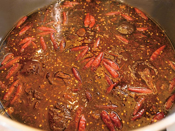 生醤油に魚醤や乾物の出汁を効かせ、複雑な旨みを持たせた醤油ダレ。
