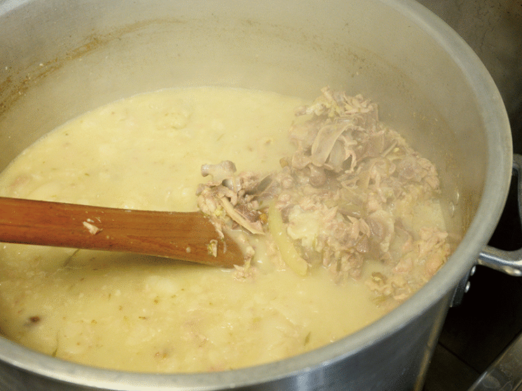 背ガラやゲンコツ、背脂などで作る豚スープ。