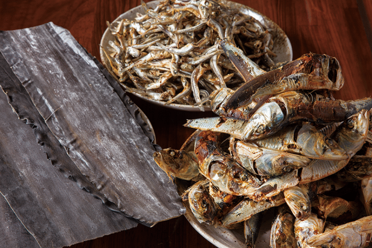 平子煮干しや羅臼昆布を組み合わせ、パワフルな出汁を生み出す。