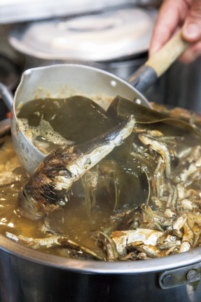 スープの上澄みをすくって提供することで、煮干しの旨みが最大限に引き出される。