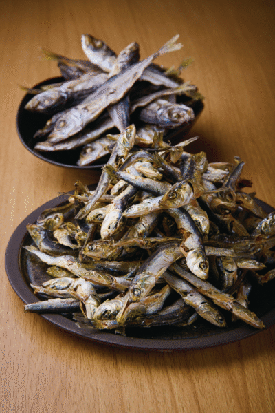 カタクチイワシ、マイワシ、アジを季節ごとに産地を選びブレンド。