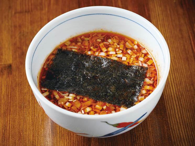 プラス50円で「赤つけそば」に変更可。見た目とは裏腹に、辛さよりも香ばしさが立っている印象。辛いのが苦手な人も食べられる。