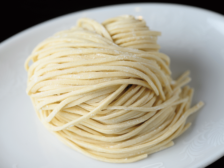 あえて長めに切り出した、のど越しのよい自家製の平打ち麺。