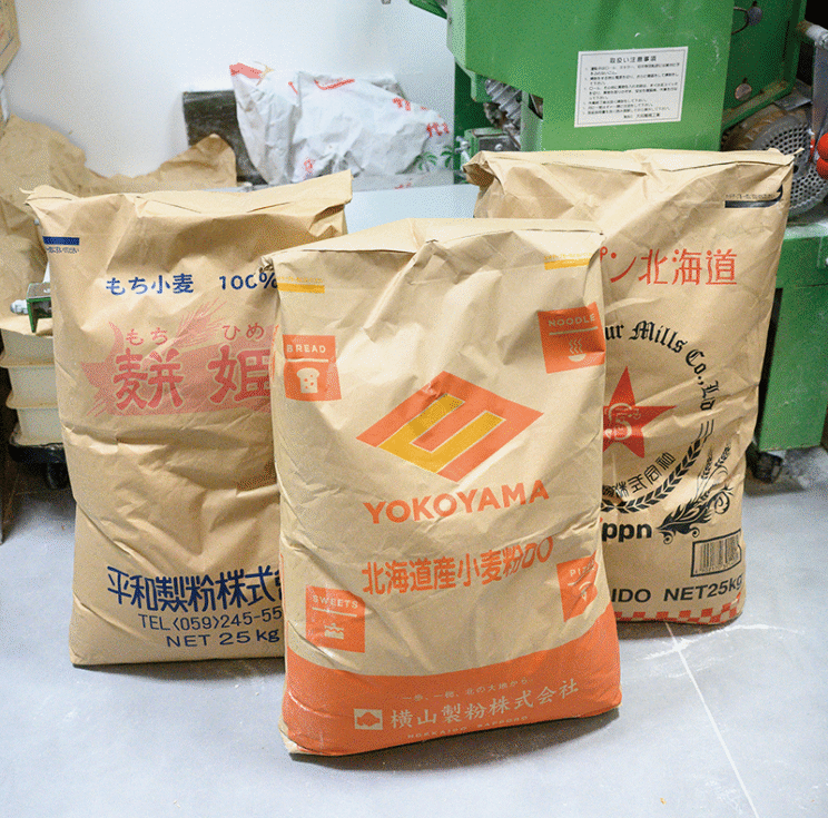 5種類の小麦粉を使って麺を打つ。