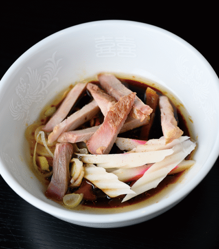 つけ汁の中には短冊切りにしたチャーシューがたっぷり入っている。