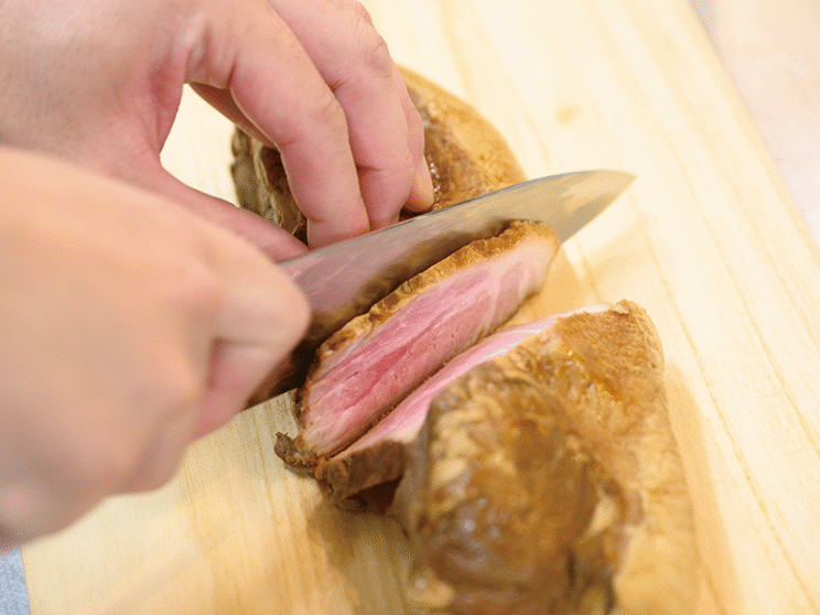 岩中豚または林SPFの肩ロースで作るレアチャーシュー。