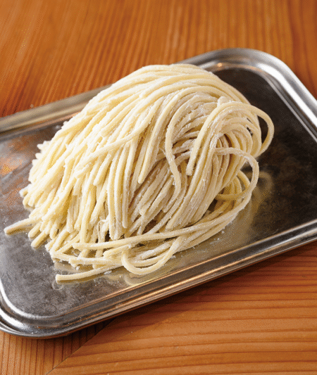 なめらかなすすり心地で、もちっとした食感の自家製麺。