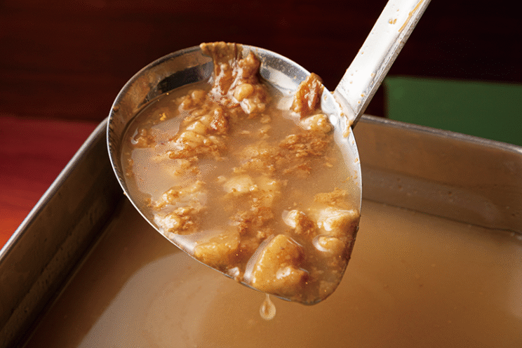 タレ背脂。これを載せブラックペッパーをきかせた「追い飯」（小・100 円）も。