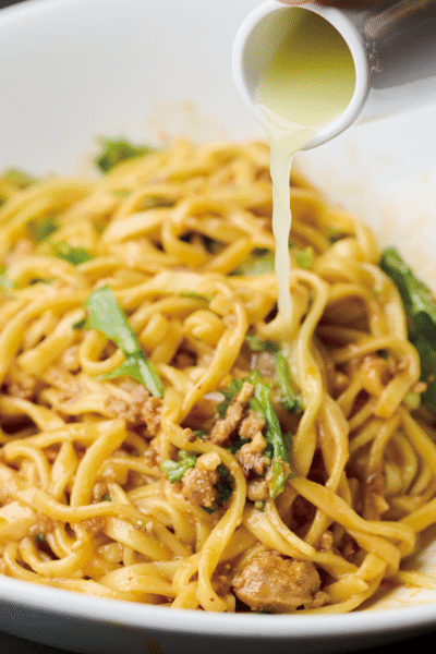 汁なし担々麺に付く追いゆず果汁には、大分県産のゆずを使用。少しずつかけるべし。