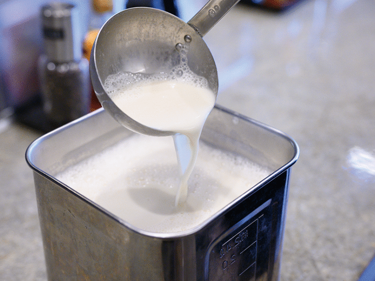 汁なしながら丸鶏や鶏ガラをベースに炊いた鶏白湯を使用。ブレンダーでしっかり乳化させている。