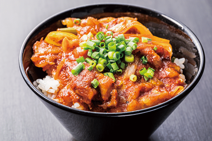 しっかり辛い「辛すじ飯」（380円）は、コチュジャンなどで調理した牛すじが載る。