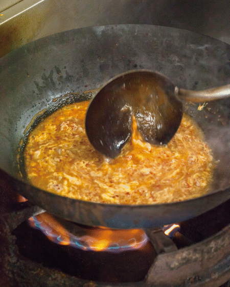 挽き肉とニンニク、卵を中華鍋で炒め合わせ、香りは最高潮に。