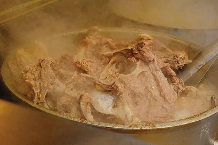 寸胴にガラをぎっしりと詰めてスープを炊くのが特徴だ。