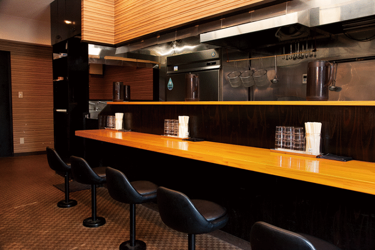 間隔がゆったりと取られた店内。奥のテーブル席は現在不使用。