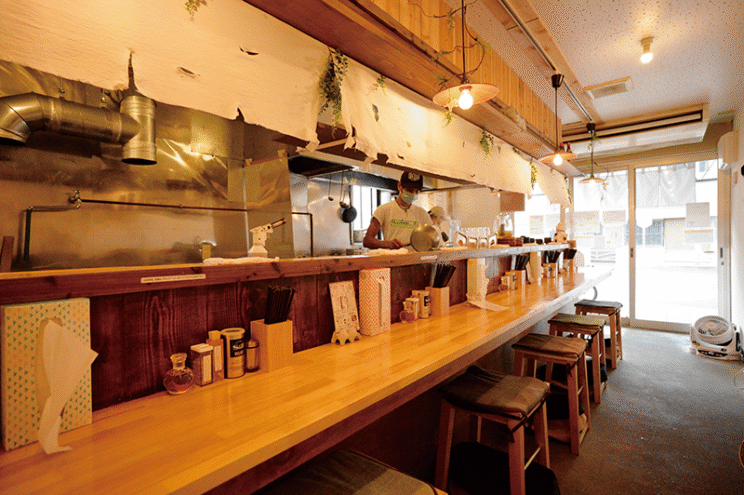 席の間隔が広く、ゆったりした店内。