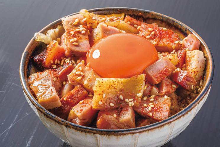 コチュジャンがきいた甘辛ダレと「マキシマムこいたまご」の濃厚さも魅力の「肉めし」350円。