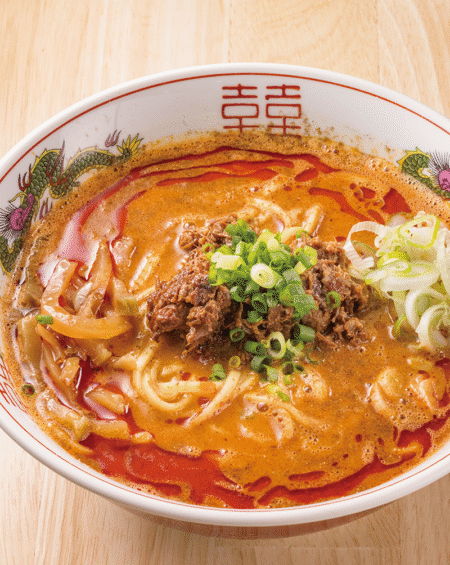 店名に掲げる「担担麺」（920円）も人気。粘度の高いゴマペーストは深煎りでビター。ラー油が程よい辛さだ。香りの良さが食欲を誘う。