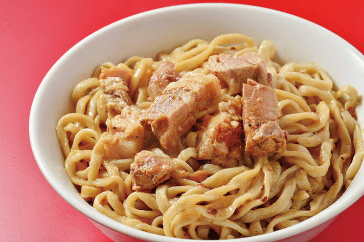 カエシで味付けした、とろける豚バラチャーシューが隠されている。