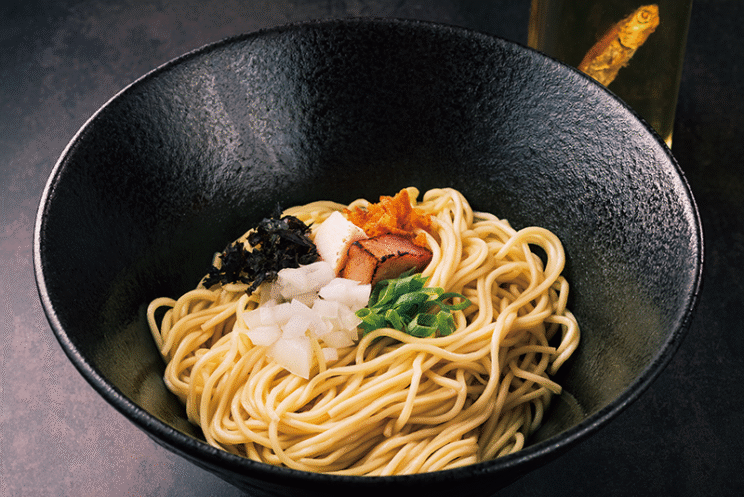 「和え玉」（300円）。味がついているのでまずはそのまま。その後、スープにくぐらせたり、煮干し酢をかけて味変を楽しむ。