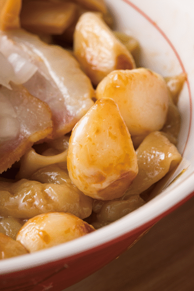 トッピングの「ローストにんにく」。まるっと1個が8個入って100円。ホクッとしたニンニクが食欲を増進する。