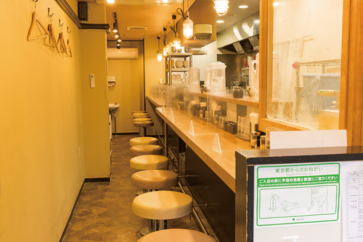 細長い店内はカウンター席のみ。