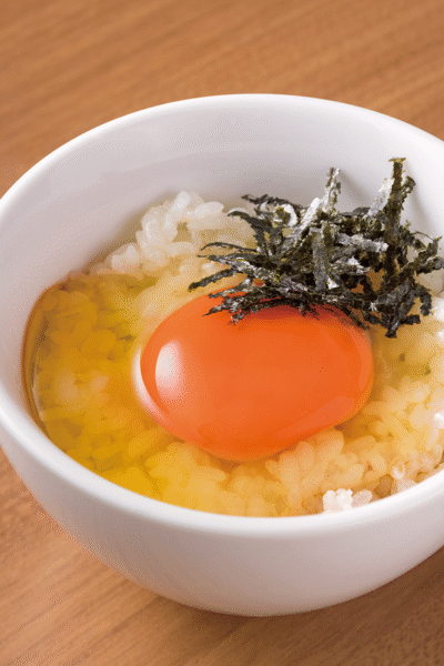 「玉子かけご飯」は、なんと一杯50円！ 味は3種類あり、プレーンは「マキシマムこいたまご」に鰹が入ったタレをプラス。