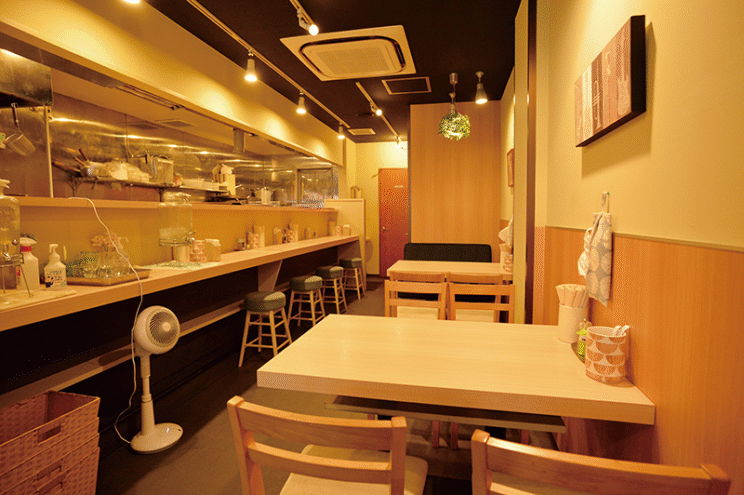清潔感のある店内。女性客や家族連れの来店も多い。