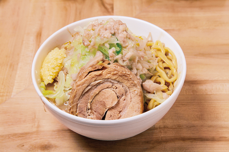 豚骨に鶏ガラスープを加え、まろやかで食べやすくしている「JUNK NOODLE」。S（200g）は800円〜。※写真はL（350g）＋100円。