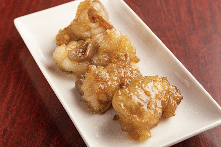 特製（1160円〜）にはぷりぷりの国産牛もつとほろほろの豚肩ロースチャーシューがのる。