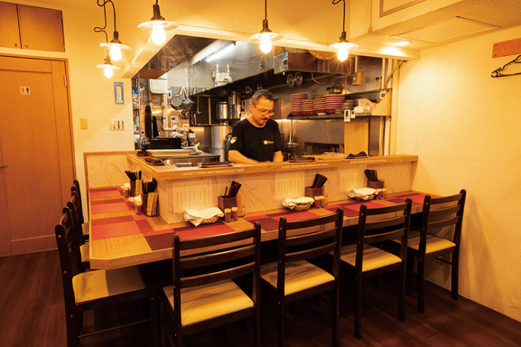 徐々に通常の7席に戻し営業。